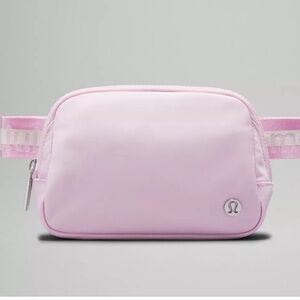 NWT Lululemon Everywhere Belt Bag Wordmark Vitapink 💘
